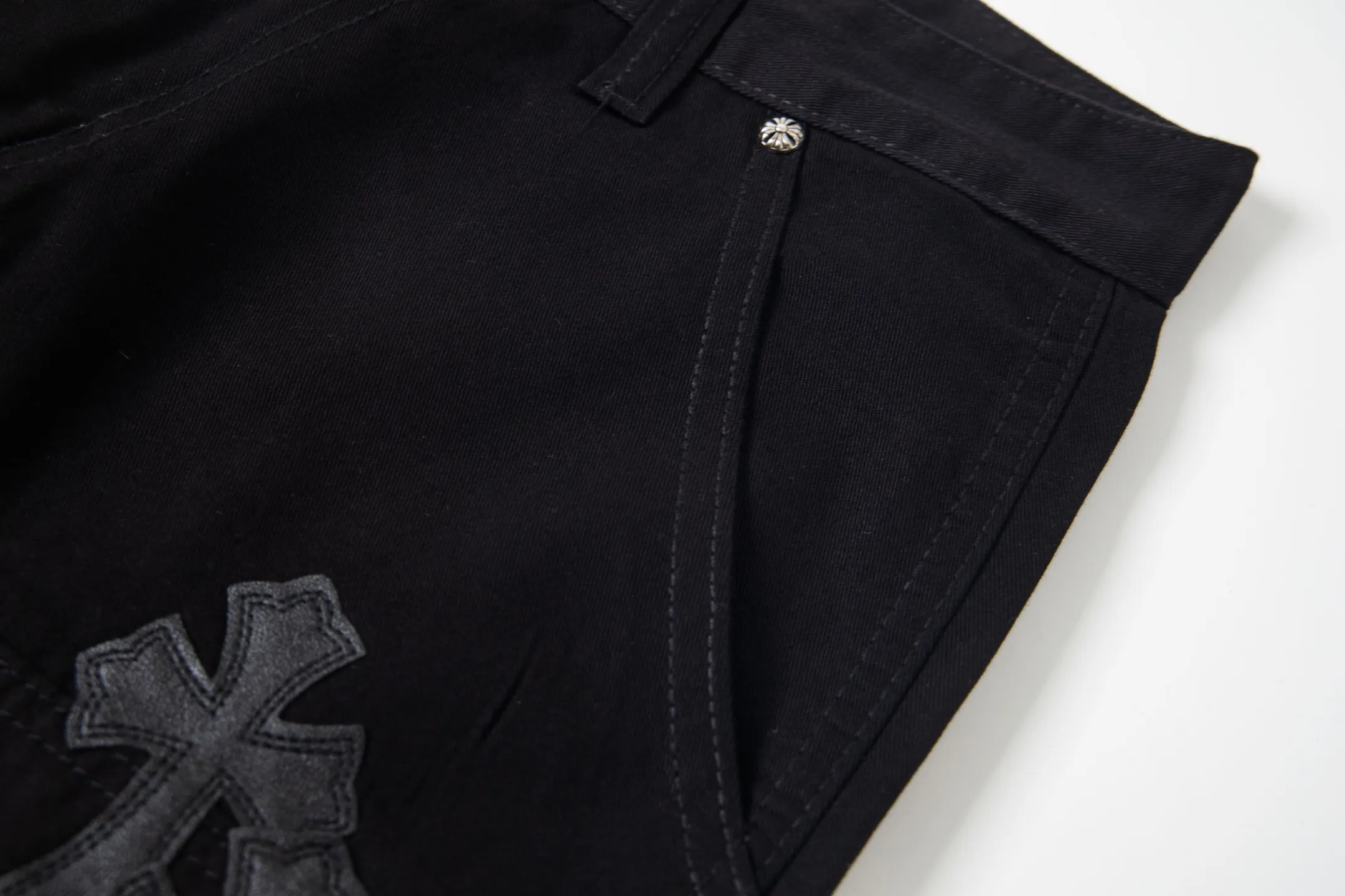 P260 Chrome Hearts Leopard Print Jeans with Black Leather and Wooden Leather Elements Washed Jeans. Really restores the ultimate vintage texture. Three-dimensional version. Loose and comfortable, not picky about the figure. Makes taller and slimmer. Factory-made. Original factory quality control. Same style for men and women. Can be matched with couples. Versatile recommendation. Must-have jeans for all seasons. Fashionistas have been disappointed. From the quality selection of fabrics, the tailoring of details, and the matching of patterns, they are all impeccable! The upper body is so handsome when worn...it can be easily worn by men, women and children! The craftsmanship is made of heavy-duty washed pure cotton denim fabric. After washing, it is soft and thick. It is very stylish when worn on the body. Style number: 1776# Color: black Size: 28 30 32 34 36